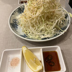 アジフライセンターおむこさん - アジフライつけ合わせキャベツ 岩塩 レモン 南蛮醤油