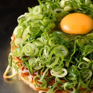 “Kurahachiyaki” is a crispy Hiroshima-style Okonomiyaki that makes use of raw noodles.