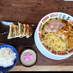 ラーメン屋 壱番亭 - ニラ餃子セット　と麺の感じ