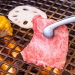焼肉力 - 料理写真:お肉を焼いているシーン