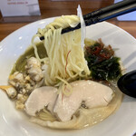 Sapporo Noodle 粋 - 中細ストレート麺がスープにあっとります