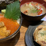 Sapporo nijou ichiba ooiso - ウニいくらサーモン丼　蟹汁　蟹グラタン
