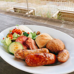 Cafe & Wine bar O-de-Pa-ru - 午餐香肠拼盘