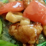 ちゃまま - 蓮根の甘酢あんはカリッと甘酸っぱい衣の中に「おからこんにゃく」なるほどミャ〜