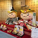 Kezurihi Hinamonogatari - 店内の人形