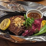 ワインカフェ ブルズ - 赤身肉網焼きステーキ　焼きレモンってなぜかうまそう