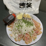 鶏笑 - タタキ（薬味とタレ付き）５５０円