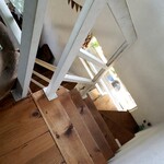 YATSUDOKIYA CAFE - 2階から……(；＿；)階段恐怖症にはキツイ……