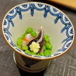 綾小路 唐津 - ①先付
            〜車海老、鳥貝（舞鶴）、えんどう豆と薄く味つけられた小皿。
            鳥貝の舞鶴産と宮津産の違いは出荷時期との話に。日々酒造をつけて。
            