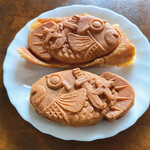 甲賀米粉たい焼き - 奥：ウインナーエッグ、手前：黒糖（期間限定）