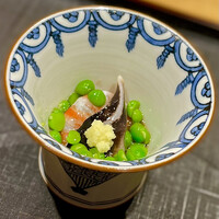 綾小路 唐津 - ①先付
                  〜車海老、鳥貝（舞鶴）、えんどう豆と薄く味つけられた小皿。
                  鳥貝の舞鶴産と宮津産の違いは出荷時期との話に。日々酒造をつけて。
                  