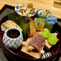 綾小路 唐津 - ④八寸
                〜雌の渡蟹、赤甘鯛、ミンククジラ、唐墨、鯛寿司、一寸豆、能登黒海蘊、ゼンマイ。どれも派手さはないがしっかりとした味わいが奥ゆかしい。特に自家製唐墨は炙って香り豊か、ミンククジラはお肉の如き食感