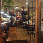 ALMA - 右側：テーブル 奥にもテーブル