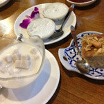 ショントーング - 中央上カノムートオィ（380円）、左下ブアローイ（480円）