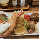 トリム - トリムランチ
ハンバーグ・エビフライ・ウインナー・目玉焼き・ドリンク　1500円