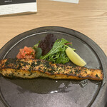 Salmon atelier Hus - コースＢ５５００円。サーモンステーキ。ハーブの効いた味付けは良いのですが、とにかく塩辛くて。。。
