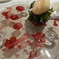 Maison DIA Mizuguchi - 赤いのはビーツのソース、シェリー酢をベースにビーツを煮て加えてあります。