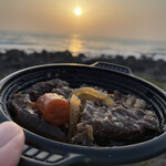 さくら亭 - 夕日と　馬肉煮込み