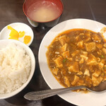 中華バル 和平 - 麻婆豆腐定食 ¥750  いつも日替わりランチに入っていて、気になっていた麻婆豆腐。見た目はマイルドそうですが、食べると唐辛子と花山椒がしっかりきいています。