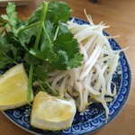 CAFE VIET - モヤシとパクチーとレモンはお好みでフォーにイン！