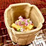 多仁本 - 酢味噌がかかったうるいの下には歯応えのある赤貝