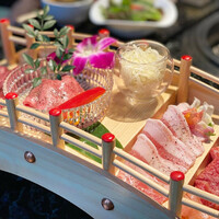 東京焼肉 一頭や コレド室町テラス店 - 日本橋を見立てた舟盛りのような盛り付け