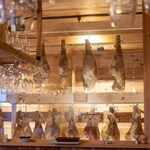 プロシュッテリアモリモト - 2023.5 店内に吊るされた自家製生ハムの原木