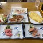 牟田食堂 - 刺身3皿、サラダ、ハムエッグ、イカ天