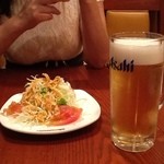 桂園 - 2013/08 お疲れさまセット：ドリンク（生ビールなど）＋唐揚げ２個＋サラダ＋焼きギョウザ３個＋炒め物（５種類くらいから選べる）で980円（税込 1,029円）というお得セット