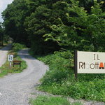 イル・リコッターロ - 山道を進んで、この坂を上ったところにお店があるよ♪