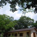 イル・リコッターロ - 大きな木々に囲まれたお店♪