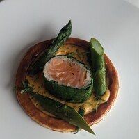 シグネチャー - サーモンクリビヤック　ショロンソース。72度で丁寧に火入れされたミキュイはホロホロと旨味がとろける。
                    ショロンソースは程よく酸味の効いたサバイヨンソースのよう？
                    重すぎない重厚感が溜まりませんでした。