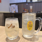 Ueno Yokochou - 左:ワールドウイスキー碧ハイボール 右:島根県出雲シャインマスカット酒ソーダ割り