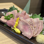 Ueno Yokochou - 肉刺し3点盛り(左から豚レバ刺し・豚ハツ刺し・豚タン刺し)