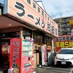 ラーメン 杉田家 - 外観。朝日がまぶしい〜！