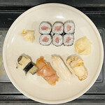 Chiyoda Sushi - 「貝づくし・磯日和」の半分と、「鉄火巻」の半分を皿に盛り付け。
                      2023年5月15日(月)