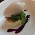 マリーゴールド門司港迎賓館 - 岡山産ピオーネ　マスカルポーネのムースリーヌ　白桃のソルベ添え