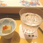 鮨処 音羽別館 - まずは焼酎とゴマ豆腐