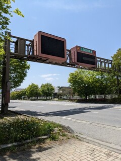 cafe hip karuizawa - 从大街走来时，以这个作为标志。左侧有一条转弯的道路，所以请直走。