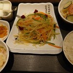 菜福楼 135餃子酒場 - 日替わり ジャガイモスーラ炒め+(おまけ)野菜サラダ 798円