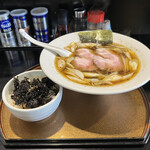 信濃神麺 烈士洵名 - 王様中華そば 1000円、ランチ丼 100円
            2023年5月18日