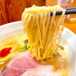 kasugaira-menrakki- - 平打ち縮れ麺
