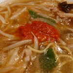 マルヤ飯店 - 辛味噌のアップ
辛味噌を溶くと旨味が分からなくなるだろうと思い
なるべく辛味噌を溶かさずに頂き最後に溶かしてみた

溶かすとスープが赤みがかってきた。