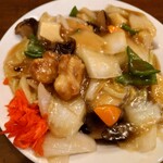 マルヤ飯店 - ほんのり甘みを感じる醤油味の飯物。
日本の醤油と味醂！鶏ガラ出汁な味わいなのかな？
深みのある美味しい味わい。

これにもラードと胡麻油が使われている模様。

唐揚げは柔らかめな食感となる