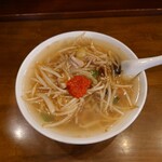 マルヤ飯店 - 料理写真:●特製豚そば　750円
鶏ガラ出汁のあっさりな醤油スープで
豚ともやし、人参、ピーマンなどを
ラードと胡麻油で炒め
片栗粉でトロミを付けた品が
ラーメンの上に載ってる。