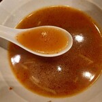 マルヤ飯店 - 溶かしてみると、、、
おお、ピリ辛ラーメンに味変したねえ❕
十分に旨味は感じるけれど
僕はノーマルのスープが好み