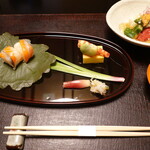 Koyoi Tenkuu Ni Asobu Shougetsu - 前菜：柏葉寿司、厚焼玉子、車海老、一寸豆、鳥貝、茗荷