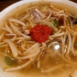 マルヤ飯店 - 真ん中には辛味噌が載ってる

胡麻油の香りが良く
野菜と肉の旨味がシッカリと乗ってるスープは美味しい

なんとなく化調の存在を感じるけれど
よっぽど感覚を研ぎ澄まさないと分からない感じ