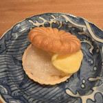 茜坂大沼 - パッションフルーツのアイス最中。何故か他の種類のアイスよりも溶けやすく。甘酸っぱい香りが広がります。