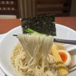 酒肴場 屯 - 三河屋製麺の細ストレート麺はツルッとなめらかながらコシもしっかり。